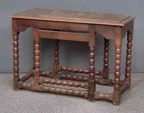 Appraisal: A late th Century oak gateleg table with bobbin turned