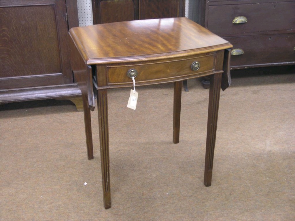 Appraisal: A reproduction mahogany drop-leaf Pembroke table single frieze drawer on