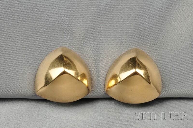 Appraisal: kt Gold Earclips each designed as a puffed pyramid dwt