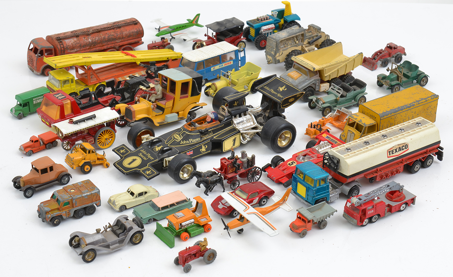 Appraisal: A LARGE COLLECTION OF UNBOXED DINKY AND MATCHBOX DIECAST A