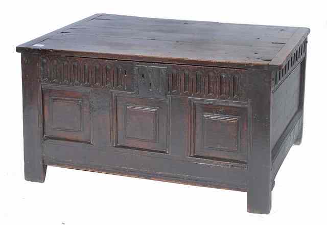 Appraisal: AN ANTIQUE OAK COFFER the plank top with pleated ends