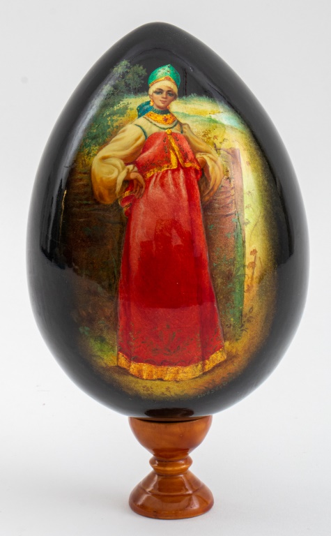 Appraisal: RUSSIAN LACQUER EGG POSSIBLY FEDOSKINO TH C Russian lacquer egg