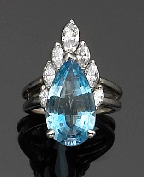 Appraisal: An aquamarine diamond and platinum ring Hammerman Brothers centering a