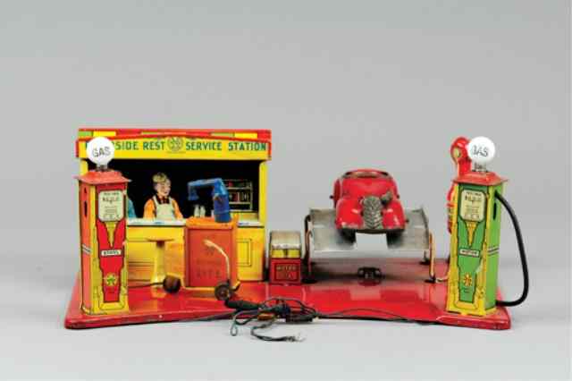 Appraisal: MARX ROADSIDE SERVICE STATION Classic lithographed tin station toy with