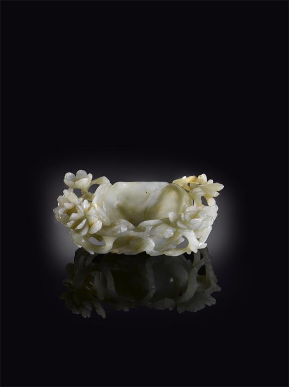 Appraisal: A Chinese pale celadon jade cup