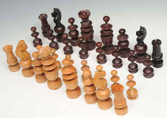 Appraisal: A TURNED BOXWOOD CHESS SET the king high