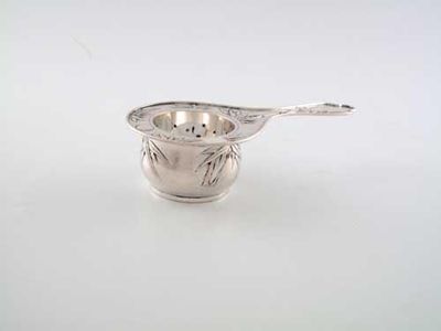 Appraisal: A th century Chinese tea strainer and drip bowl decorated