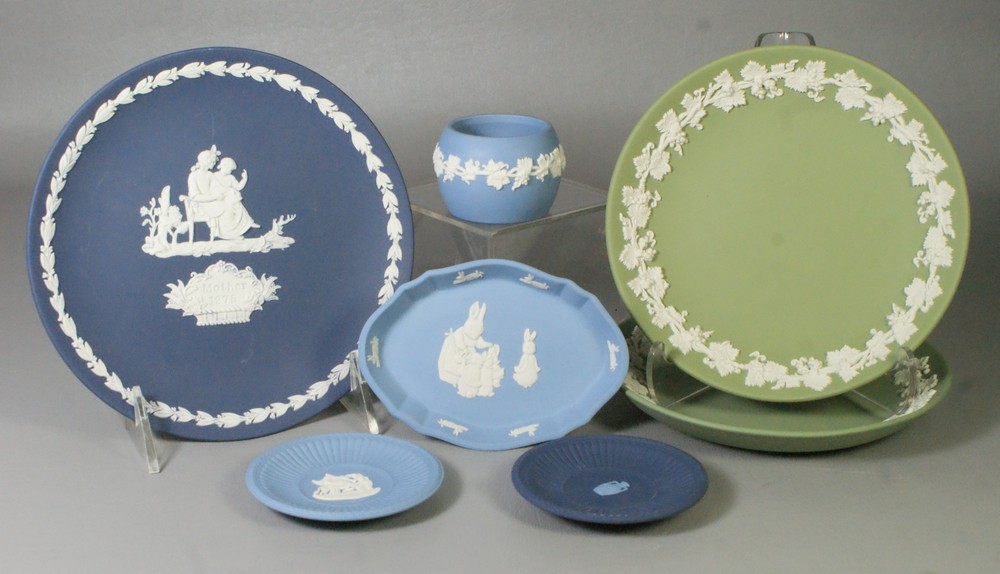 Appraisal: Pieces of Wedgwood Jasperware including green white grapevine pattern plates