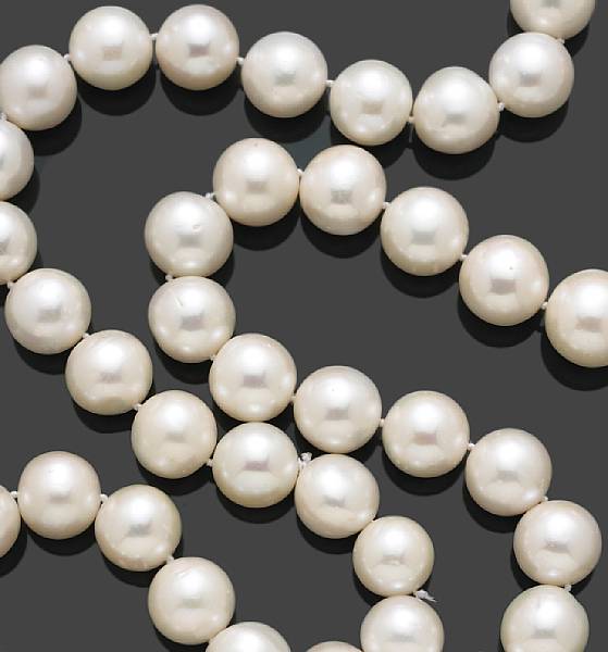 Appraisal: A freshwater cultured pearl necklace cultured pearls measuring approximately to