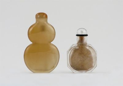 Appraisal: A Chinese agate snuff bottle of flattened double gourd form