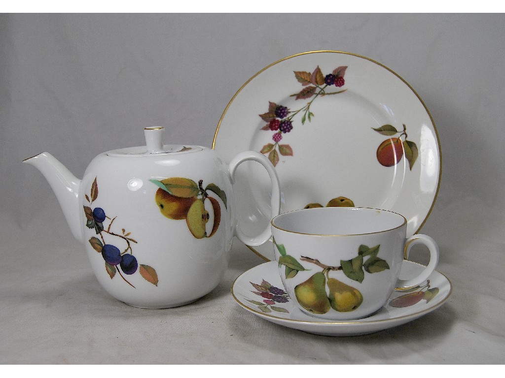 Appraisal: A Royal Worcester 'Evesham' tea set