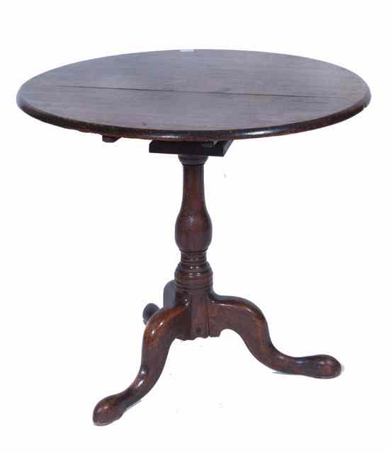 Appraisal: AN OAK CIRCULAR TILT TOP OCCASIONAL TABLE with turned support