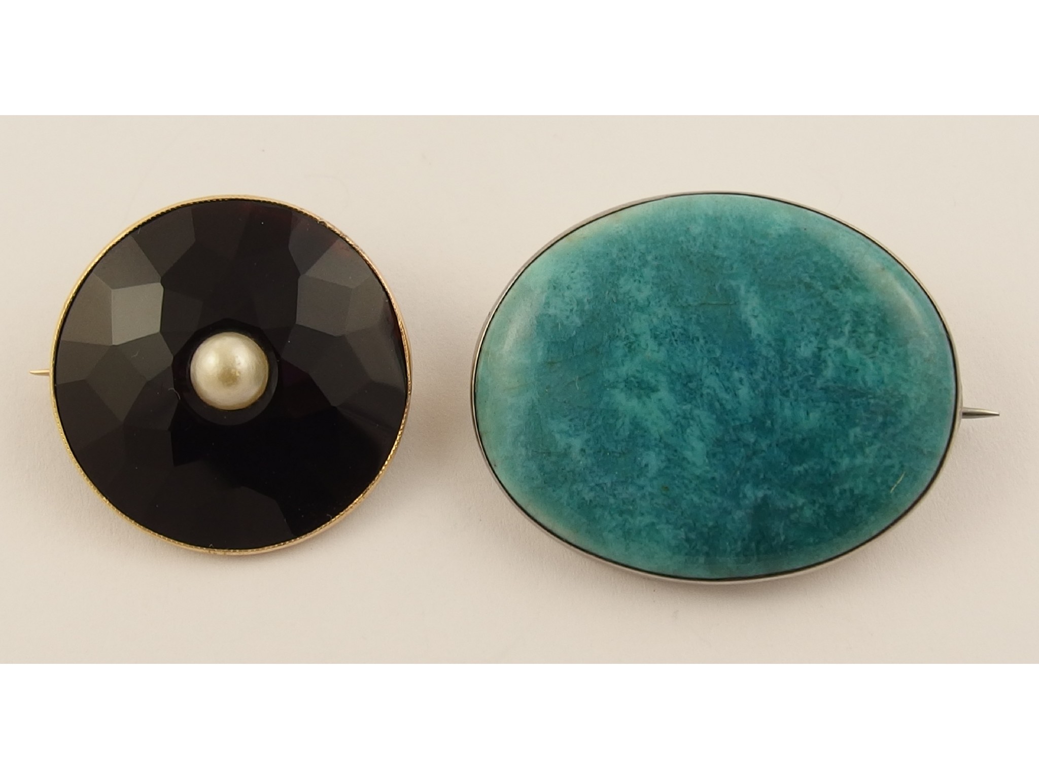 Appraisal: A ct onyx and pearl set brooch and a Ruskin