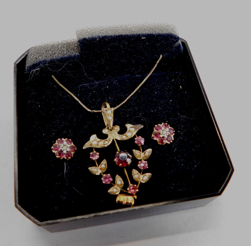 Appraisal: An Edwardian pendant set with garnet and seed pearl on