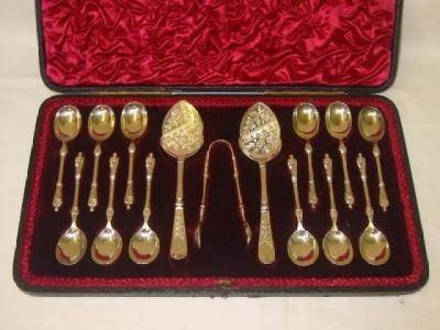 Appraisal: A VICTORIAN TEASPOON SET comprising twelve apostle teaspoons two foliate