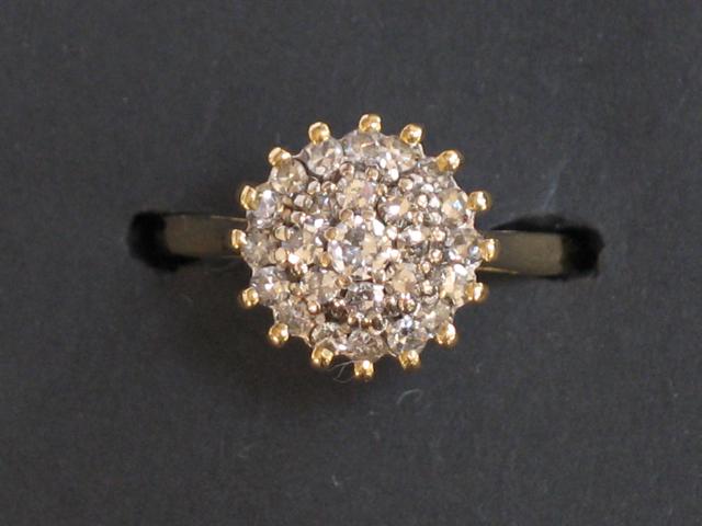 Appraisal: A DIAMOND CLUSTER RING the central brilliant-cut diamond surrounded by