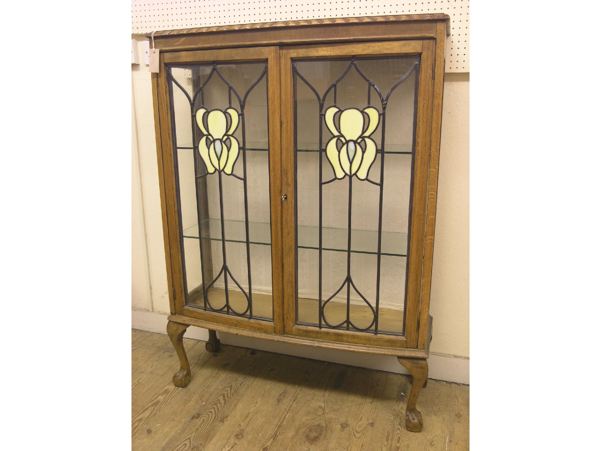 Appraisal: An oak display cabinet two plate glass shelves enclosed by