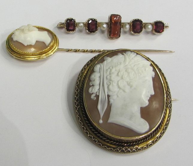 Appraisal: A Victorian oval shell cameo brooch carved as the portrait