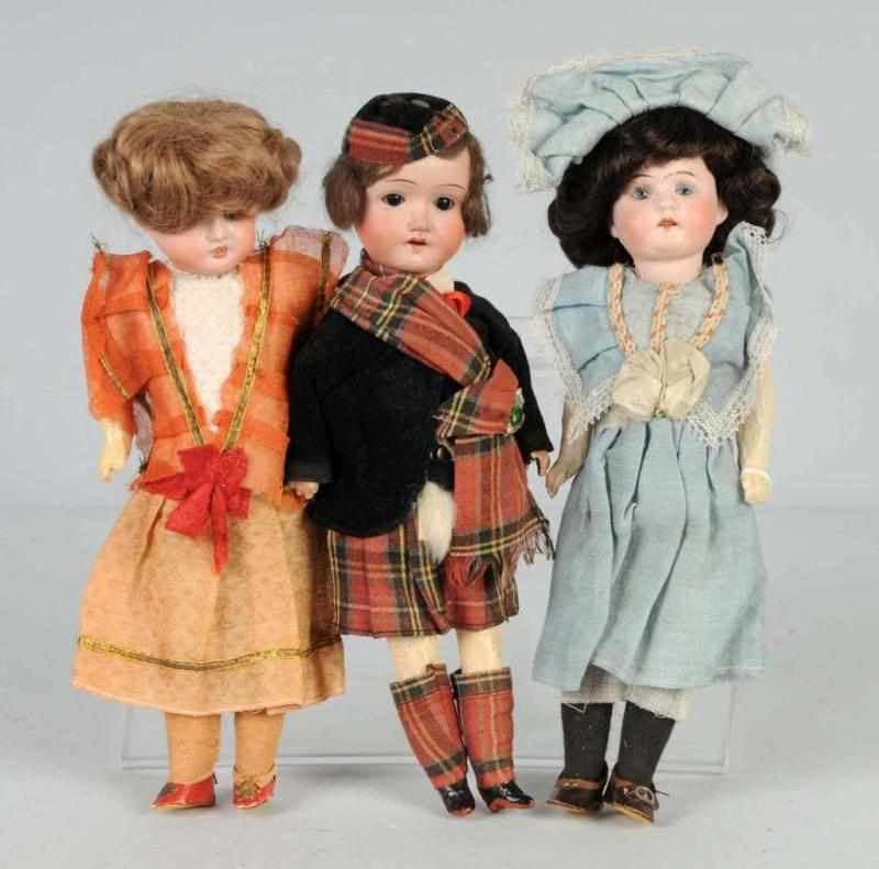 Appraisal: Lot of German Bisque Dolls Description girls with Gebr Knoch