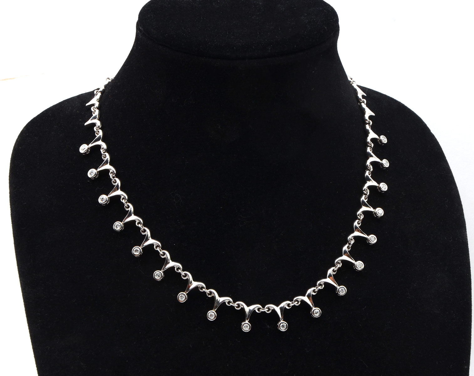 Appraisal: K CTW DIAMOND V LINK NECKLACE diamonds are bezel set