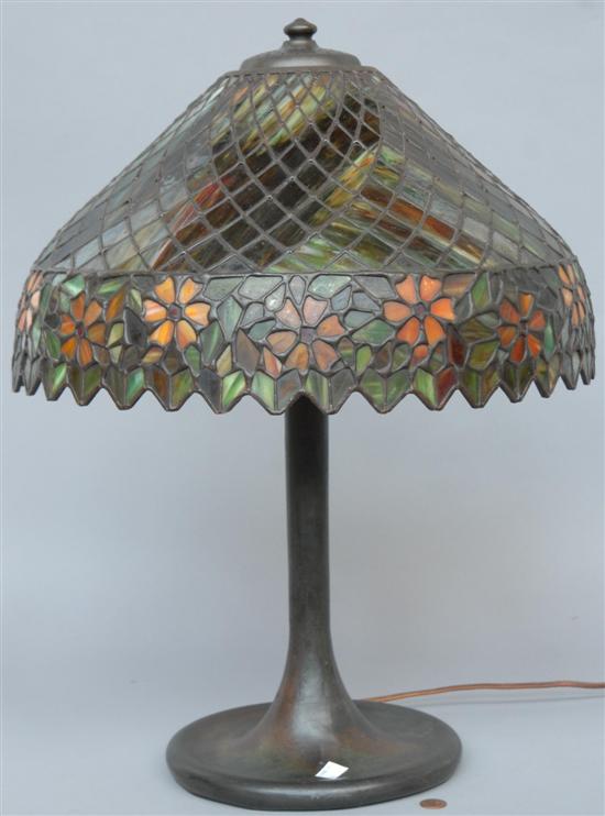 Appraisal: GEOMETRIC PATTERN TABLE LAMP WITH A FLORAL BORDER Signed shade