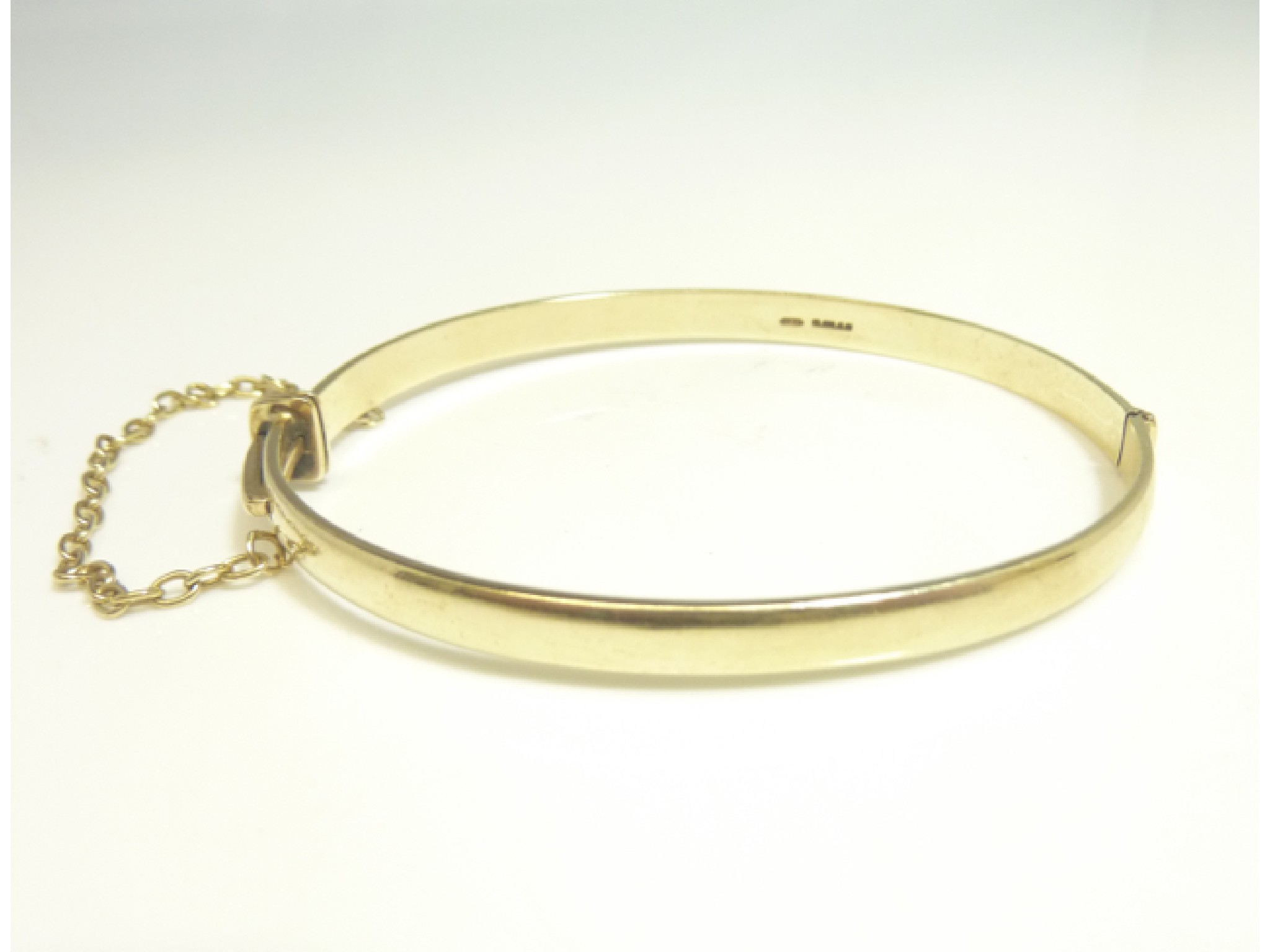 Appraisal: A ct gold hinged bangle of plain form g