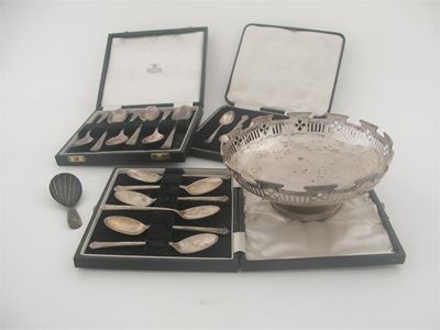 Appraisal: A mixed lot two cased sets of six tea spoons