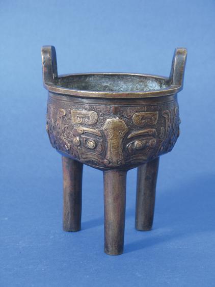 Appraisal: A CHINESE BRONZE VESSEL of archaistic form on three plain