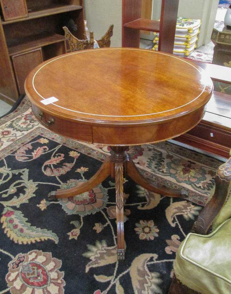 Appraisal: ROUND FEDERAL STYLE MAHOGANY LAMP TABLE American mid- th century