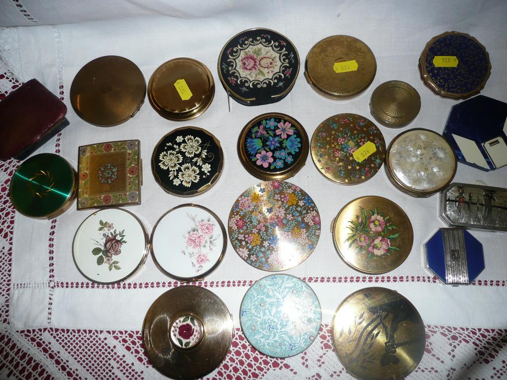 Appraisal: A good collection of vintage decorative compacts Stratton Zenette decorated