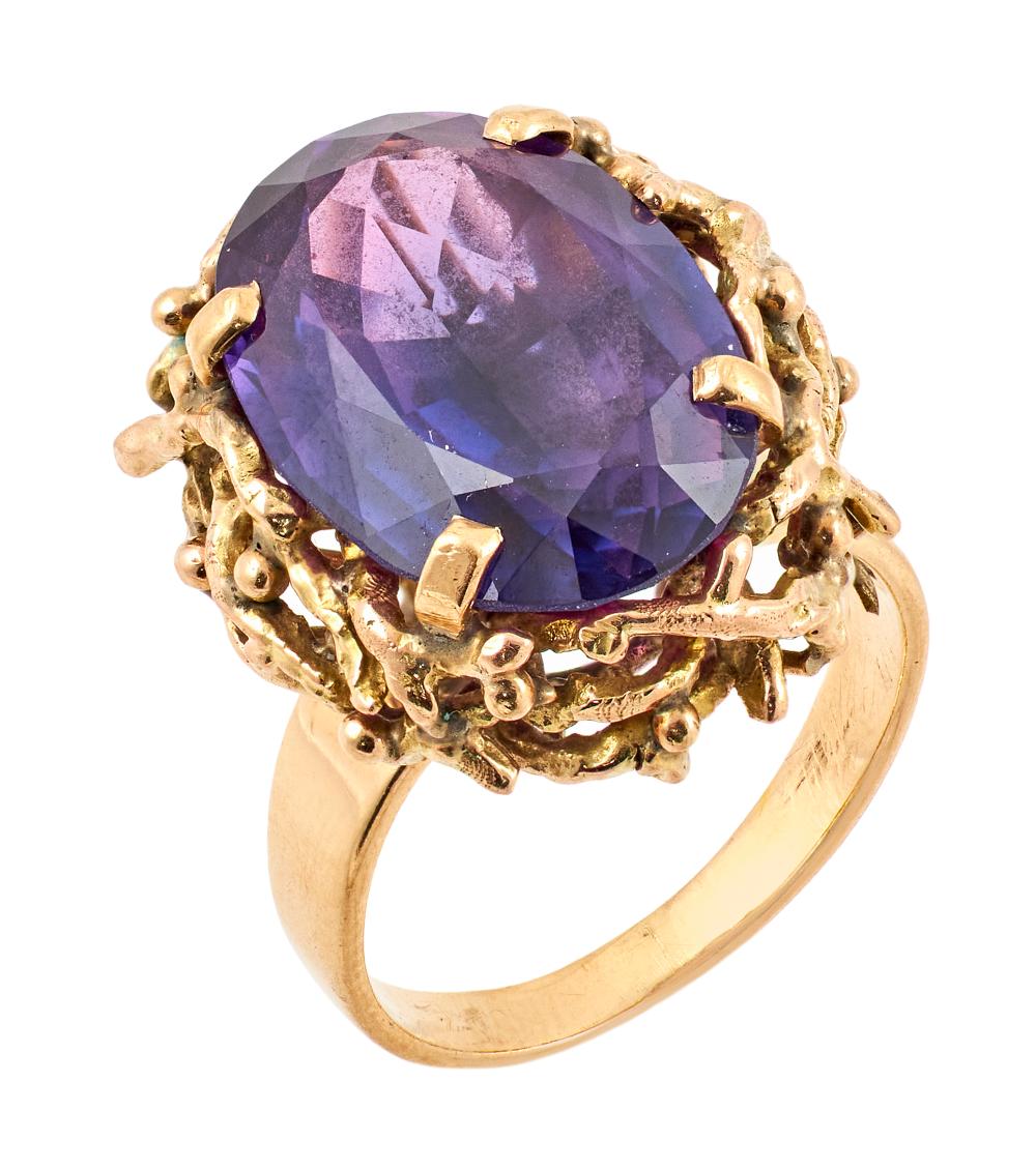 Appraisal: KT YELLOW GOLD AND AMETHYST RING APPROX TOTAL DWT KT