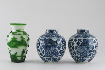 Appraisal: A pair of Chinese blue and white ovoid vases painted