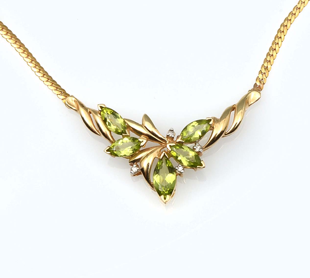 Appraisal: K PERIDOT DIAMOND NECKLACE K yellow gold necklace contains faceted