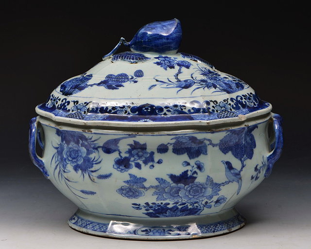 Appraisal: AN TH CENTURY CHINESE PORCELAIN BLUE AND WHITE TUREEN AND