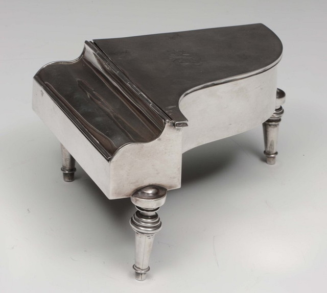 Appraisal: A SILVER JEWELLERY BOX in the form of a grand