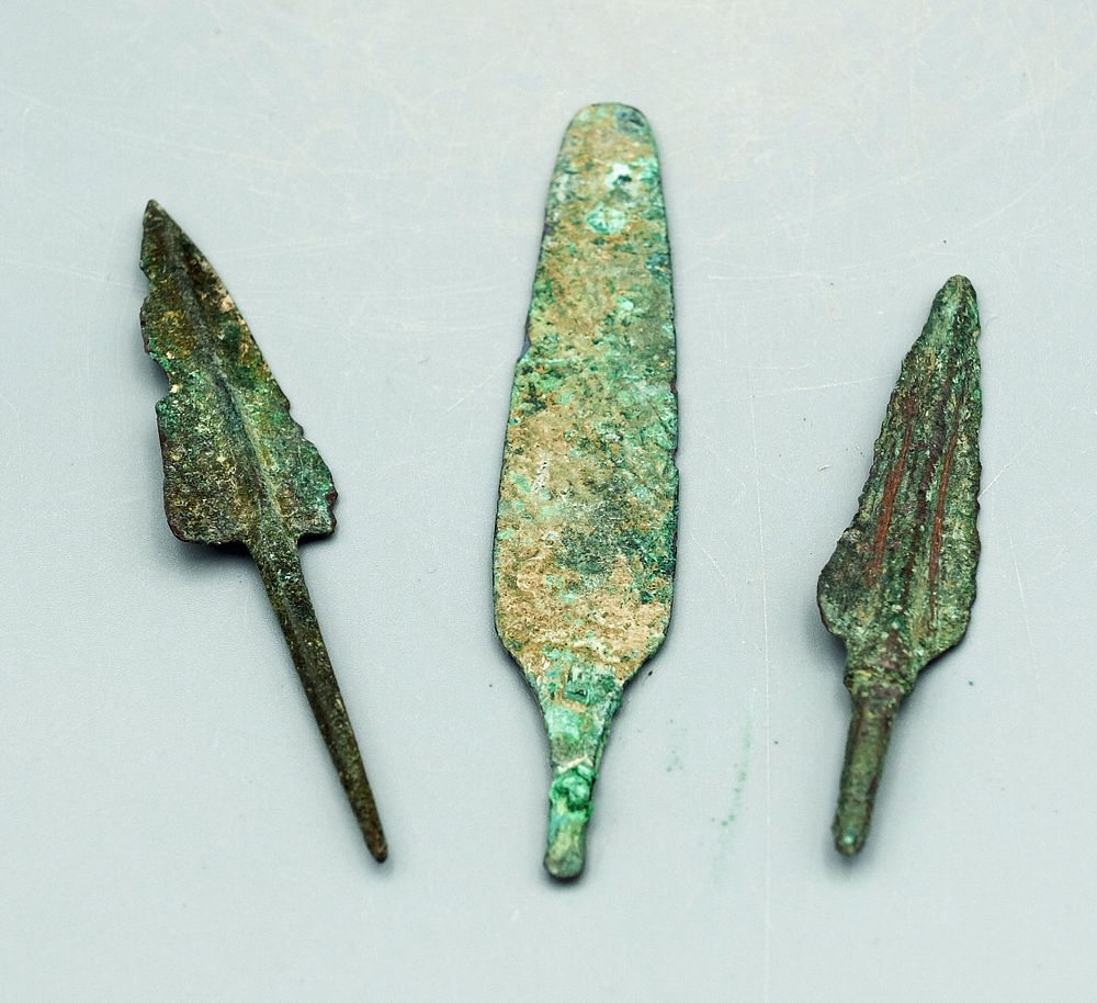 Appraisal: Bronze Luristan arrowheads ca - BC A trio of large