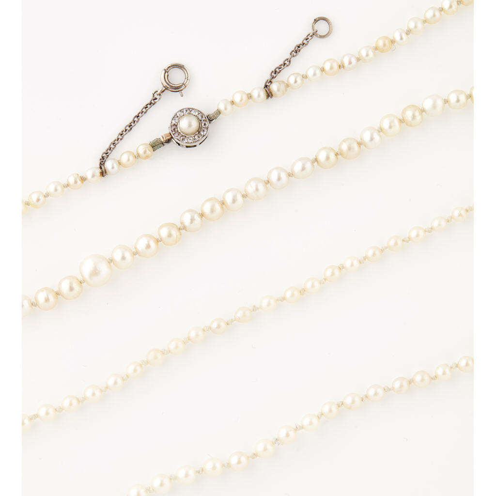 Appraisal: Two pearl set necklaces the first composed of a single