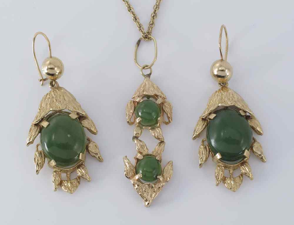 Appraisal: K JADE NECKLACE EARRINGS K yellow gold necklace and earring