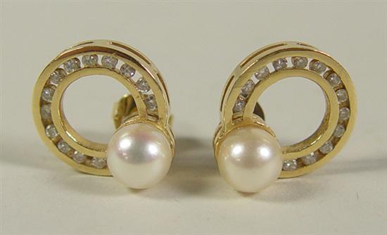 Appraisal: kt Yellow Gold Pearl Diamond Earrings Set with a mm