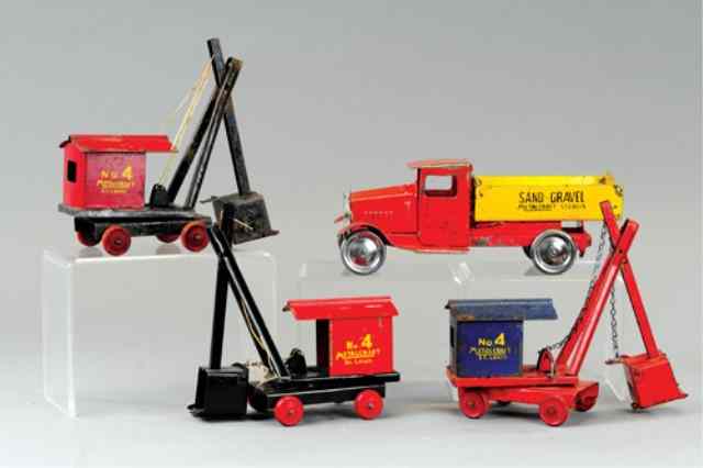 Appraisal: METALCRAFT SAND AND GRAVEL TRUCK WITH CONSTRUCTION Pressed steel red