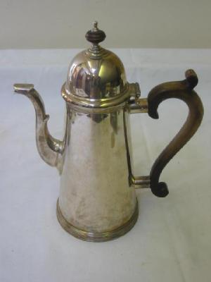 Appraisal: A COFFEE POT of early Georgian design with turned wood