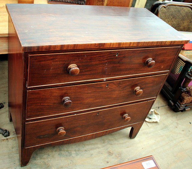 Appraisal: A VICTORIAN MAHOGANY CHEST of three long drawers with turned