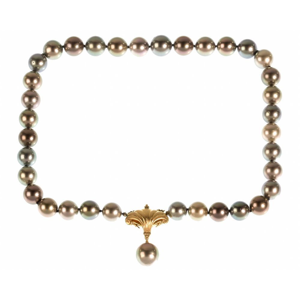 Appraisal: PAULA CREVOSHAY K YELLOW GOLD AND TAHITIAN PEARL NECKLACESingle strand