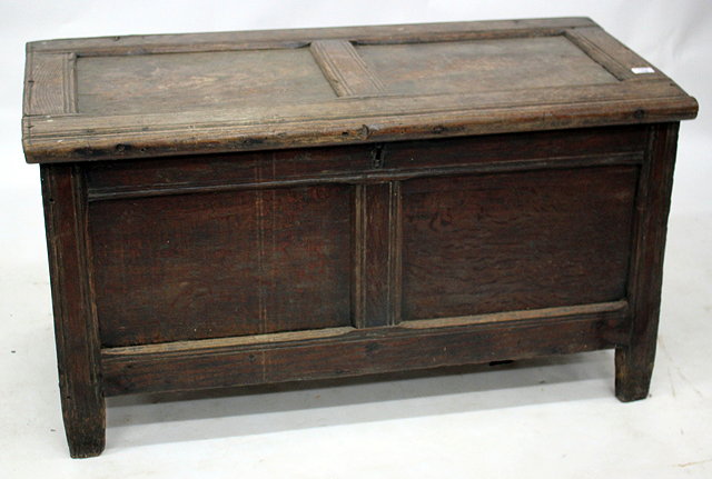 Appraisal: AN TH CENTURY OAK COFFER with hinged rising lid and