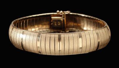 Appraisal: Italian kt gold bracelet plank style links with alternating textured