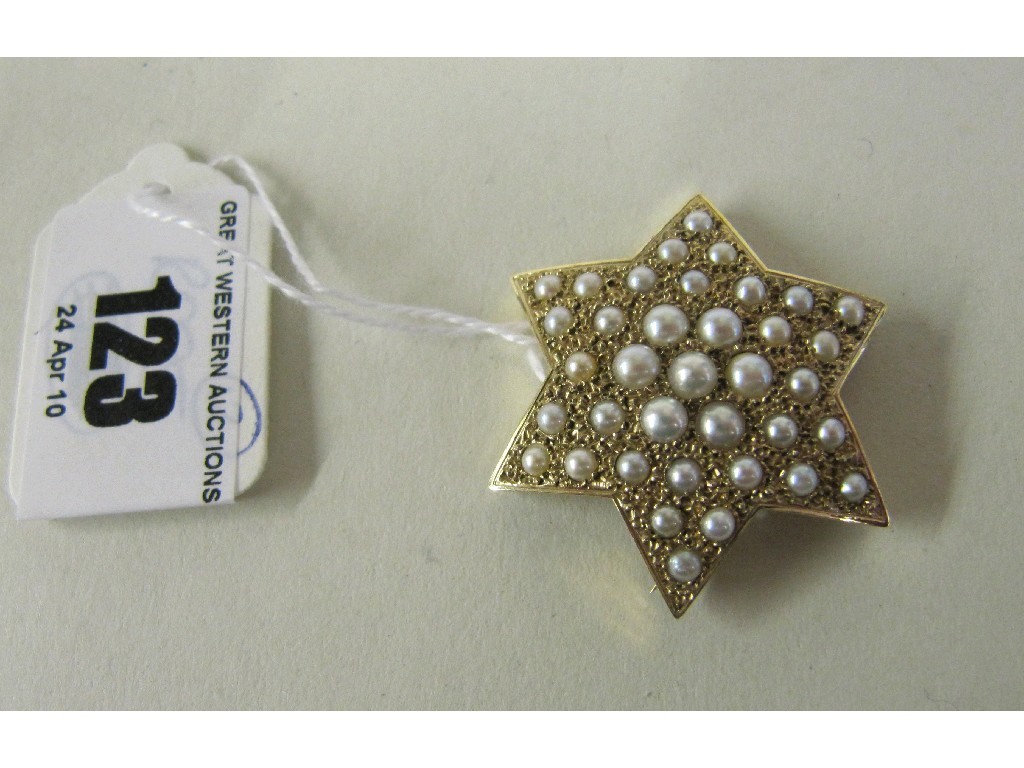 Appraisal: Nine carat gold pearl set star brooch