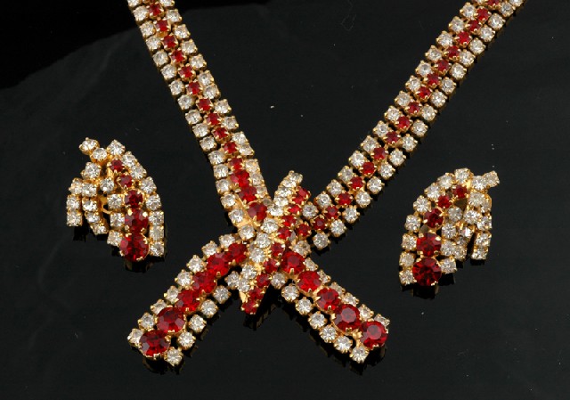 Appraisal: A vintage costume necklace and earring suite circa Set with