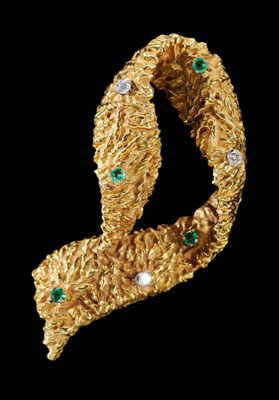 Appraisal: Scarf Style Gold and Emerald Brooch kt textured yellow gold