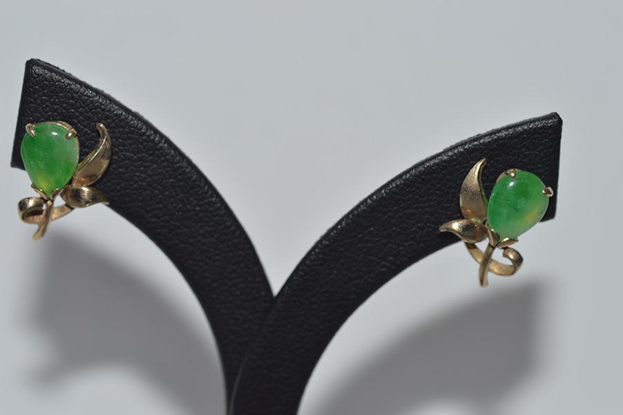 Appraisal: A PAIR OF JADE STUDS IN CT GOLD A PAIR