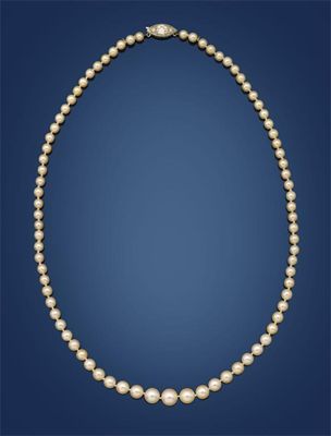 Appraisal: A single row graduated pearl necklace The pearls graduate from